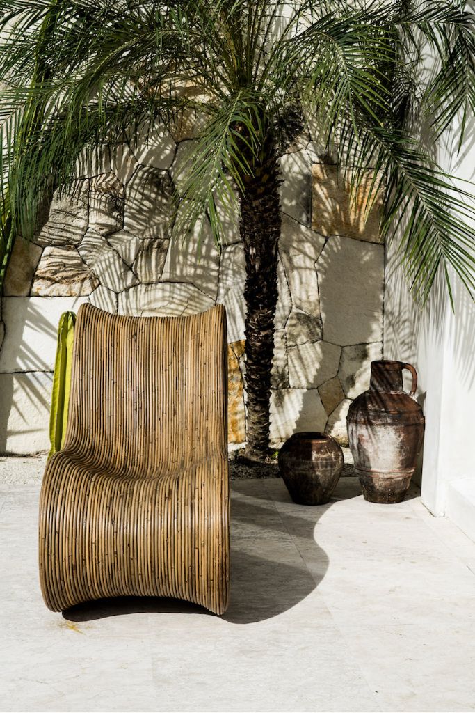 Brown rattan sun lounger – Tegal Robin ergonomic sunbed for poolside or garden, eco-friendly outdoor furniture