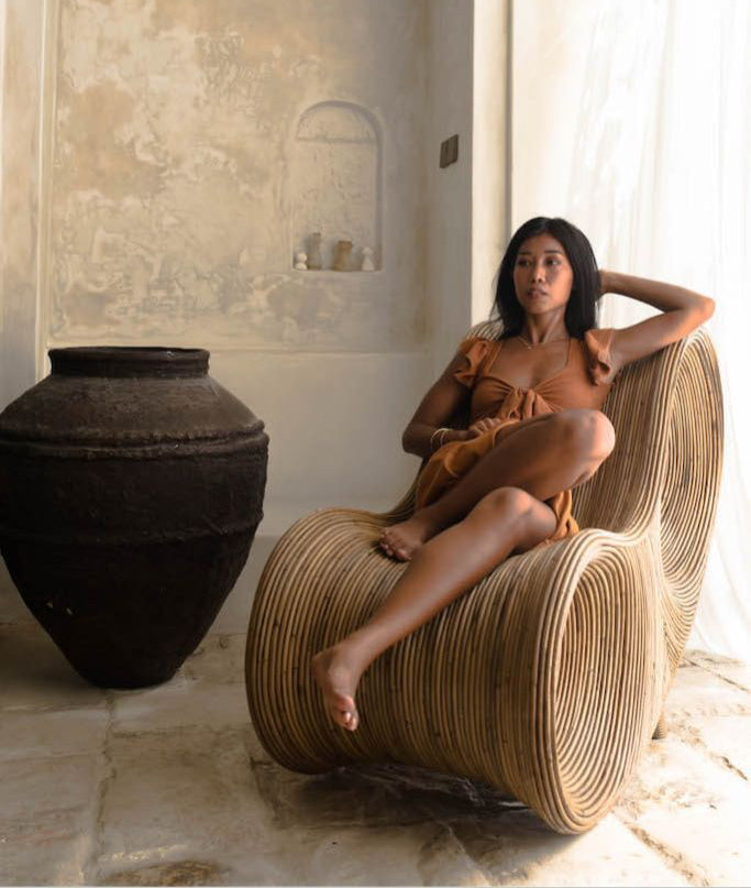 Brown rattan sun lounger – Tegal Robin ergonomic sunbed for poolside or garden, eco-friendly outdoor furniture